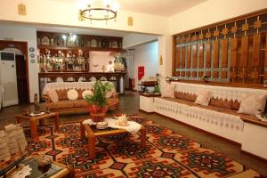 ein Wohnzimmer mit einem Sofa und einem Tisch in der Unterkunft Afroditi in Panormos Skopelos