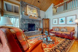 sala de estar con sofá y chimenea en Teton View Cabin en Jackson