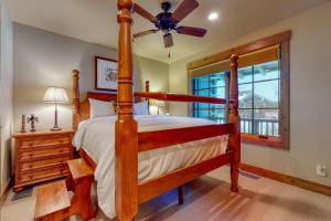 1 dormitorio con cama con dosel y ventilador de techo en Teton View Cabin, en Jackson