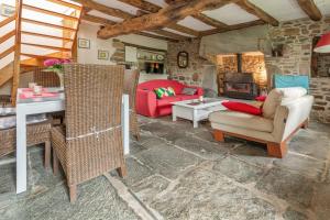 ein Wohnzimmer mit Möbeln und einer Steinmauer in der Unterkunft Maison de 2 chambres a Guimaec a 500 m de la plage avec vue sur la mer jardin amenage et wifi in Guimaëc