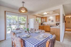 a kitchen and dining room with a table and chairs at Sea Gem MCA 395 - Meredith Lodging in Manzanita