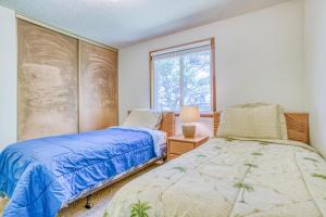 a bedroom with two beds and a window at Sea Gem MCA 395 - Meredith Lodging in Manzanita