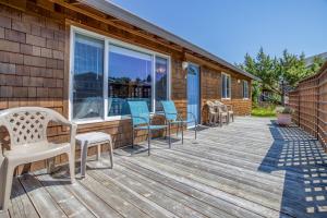 a deck with chairs and tables on a house at Sea Gem MCA 395 - Meredith Lodging in Manzanita