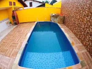 Una gran piscina azul al lado de un edificio en prx à praia com piscina, en Mongaguá