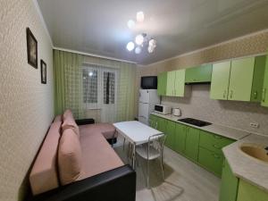 Majoituspaikan Apartment Avrora, Komsomolskaya 89 keittiö tai keittotila