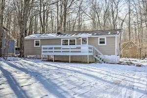 Pocono LakeにあるPocono Lake Retreat with Fire Pit and Private Hot Tub!のギャラリーの写真