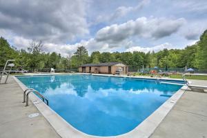 Πισίνα στο ή κοντά στο Pocono Lake Retreat with Fire Pit and Private Hot Tub!