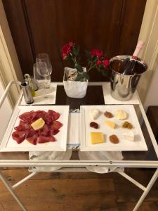 une table avec deux assiettes de nourriture dans l'établissement B&B Giardino Jappelli (Villa Ca' Minotto), à Rosà