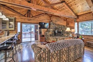 sala de estar con cama y pared de piedra en Lake Tahoe Mountain Retreat 1 Mi to Heavenly Lift en Stateline