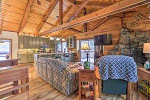 sala de estar con sofá y cocina en Lake Tahoe Mountain Retreat 1 Mi to Heavenly Lift en Stateline