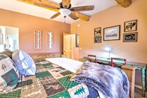 ein Schlafzimmer mit einem Bett und einem Deckenventilator in der Unterkunft Furnished Balcony with Fire Pit Pinetop Mtn Escape! in Indian Pine