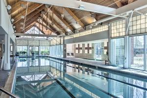 einen Innenpool mit Glasböden und Fenstern in der Unterkunft 2 Mi to Beach Ocean View Oasis with Resort Access! in Ocean View