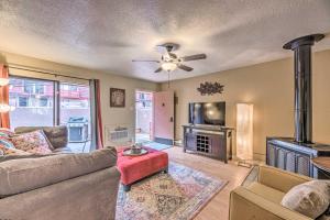 Posezení v ubytování Pet-Friendly Condo - 2 Mi to Ruidoso Downs!