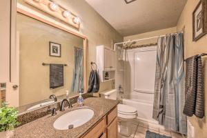 Koupelna v ubytování Pet-Friendly Condo - 2 Mi to Ruidoso Downs! + 17 fotografií