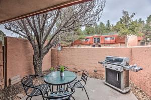 Fotografie z fotogalerie ubytování Pet-Friendly Condo - 2 Mi to Ruidoso Downs! v destinaci Ruidoso