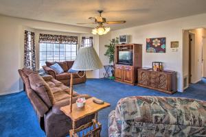uma sala de estar com um sofá e uma televisão em Dog-Friendly Bartlesville Retreat with Yard! em Bartlesville