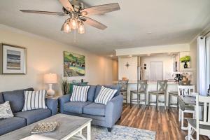uma sala de estar com um sofá e uma sala de jantar em On-The-Beach Escape Oceanfront in Surfside! em Myrtle Beach