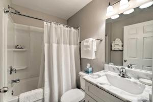 ポート・シャーロットにあるNewly Built Port Charlotte Retreat with Patio!の洗面台、トイレ、シャワー付きのバスルーム +15枚の写真