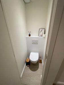 Baño pequeño con aseo en el medio en Vitamin Sea, in het centrum en naast de zee, en Ostende