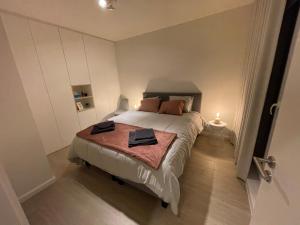 Un dormitorio con una cama con dos toallas encima. en Vitamin Sea, in het centrum en naast de zee, en Ostende