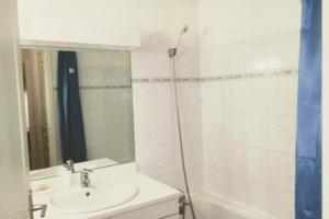 y baño con ducha, lavabo y bañera. en Family Flat Cosy 35m Terrace 10m For 6 Pers, en La Salle-les-Alpes