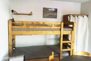 een slaapkamer met 2 stapelbedden en een tafel bij Family Flat Cosy 35m Terrace 10m For 6 Pers in La Salle Les Alpes