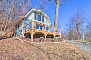 una casa en una colina con un árbol en Blue Sky Cottage Romantic Retreat with Mtn Views!, en Canton