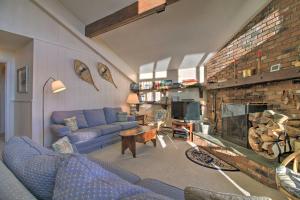 sala de estar con sofá azul y chimenea en Adventure Home Trails, Pool, Gym and Tennis Access, en Peru