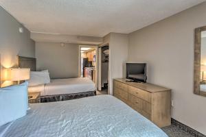 A bed or beds in a room at Breezy Landmark Resort Condo with Oceanfront Lanai! Még 24 kép