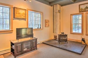 Μια τηλεόραση ή/και κέντρο ψυχαγωγίας στο Inviting Countryside Home 4 Mi to Long Lake!
