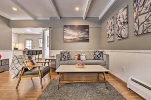 ein Wohnzimmer mit Sofa und Tisch in der Unterkunft Prime East Vail Condo Mountain Meets Modern! in Vail