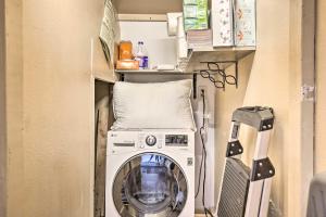 eine Waschmaschine und ein Trockner in einem kleinen Raum in der Unterkunft Prime East Vail Condo Mountain Meets Modern! in Vail