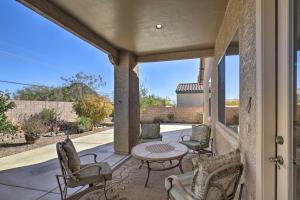 eine Terrasse mit Stühlen und einem Tisch auf einer Veranda in der Unterkunft Pet-Friendly Tucson Home with Patio and Mountain Views in Tucson
