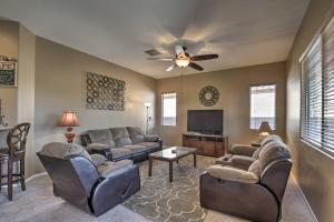ein Wohnzimmer mit Sofas und einem Flachbildfernseher in der Unterkunft Pet-Friendly Tucson Home with Patio and Mountain Views in Tucson