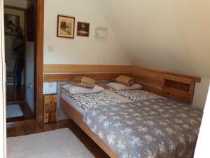 una camera da letto con due letti in una stanza di Spectacular LakeView House a Žabljak