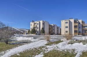 Foto da galeria de Cozy Family Condo with Pool Access and Ski Slope Views em Beech Mountain