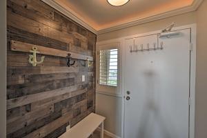 Afbeelding uit fotogalerij van Cozy Coastal Condo with Pool Access Steps to Beach! in Marco Island