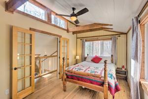 Postelja oz. postelje v sobi nastanitve Hendersonville Cabin with Hot Tub, Views and Fire Pit!