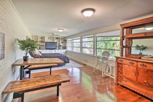 Et opholdsområde på Hot Springs Home Walk to Oaklawn!