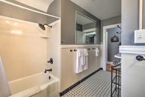 Et badeværelse på Hot Springs Home Walk to Oaklawn! + 28 billeder