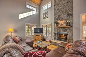 Foto dalla galleria di Spacious Wintergreen Resort Home with Hot Tub! a Mount Torry Furnace