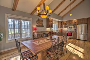 Foto dalla galleria di Spacious Wintergreen Resort Home with Hot Tub! a Mount Torry Furnace