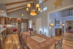 Foto dalla galleria di Spacious Wintergreen Resort Home with Hot Tub! a Mount Torry Furnace