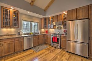 Foto dalla galleria di Spacious Wintergreen Resort Home with Hot Tub! a Mount Torry Furnace Altre 27 foto