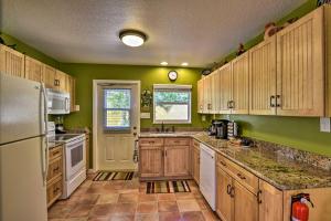 Una cocina o cocineta en Sunny Cocoa Beach Escape with Bikes, Walk to Beach