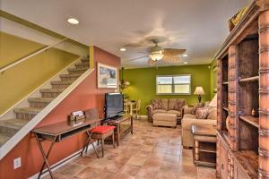 Un lugar para sentarse en Sunny Cocoa Beach Escape with Bikes, Walk to Beach