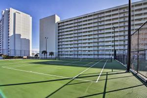 un court de tennis en face d'un bâtiment dans l'établissement Myrtle Beach Oceanfront Condo with Resort Perks!, à Myrtle Beach