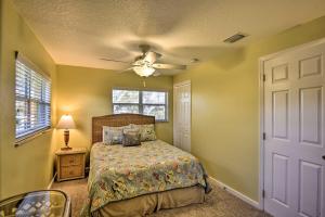 Una cama o camas en una habitación de Sunny Cocoa Beach Escape with Bikes, Walk to Beach