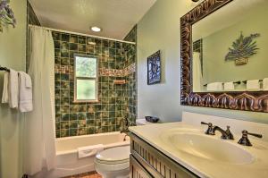 Un baño de Sunny Cocoa Beach Escape with Bikes, Walk to Beach