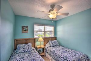 Una cama o camas en una habitación de Sunny Cocoa Beach Escape with Bikes, Walk to Beach